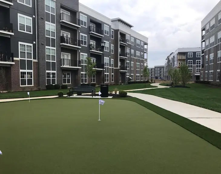 Apartment putting green with SYNLawn artificial grass